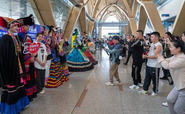 楚雄彝绣惊艳亮相昆明机场_云南_旅客_活动