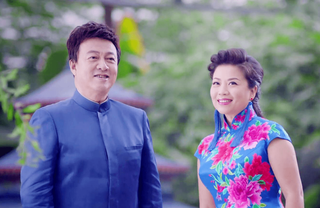 春晚歌唱家张也,55岁不婚无子女,与"男闺蜜"吕继宏让人羡慕_张行_父母