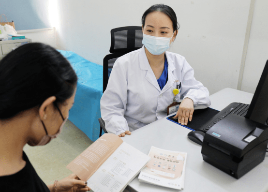 来问诊,这几十支药膏是她,辗转多家医院,换了多位医生之后的"战利品"