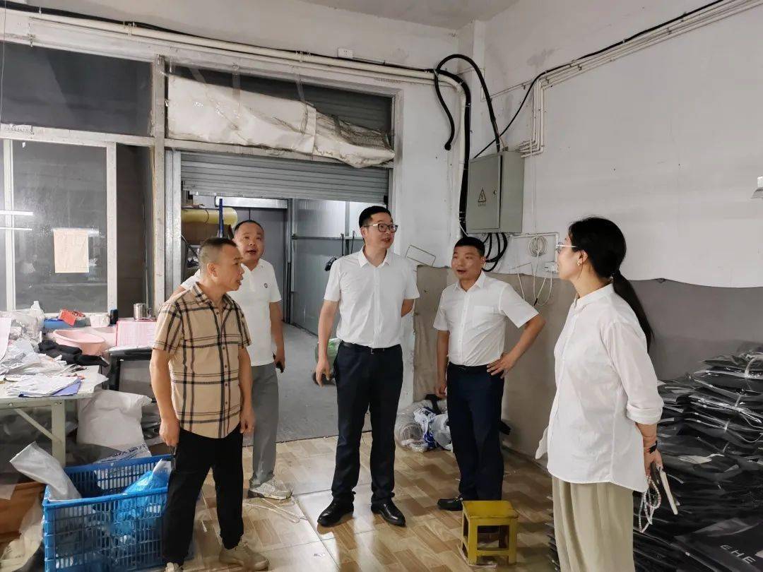 县四套班子领导常态化开展周一"夜查,夜巡,夜访"行动_生产_黄慧_检查