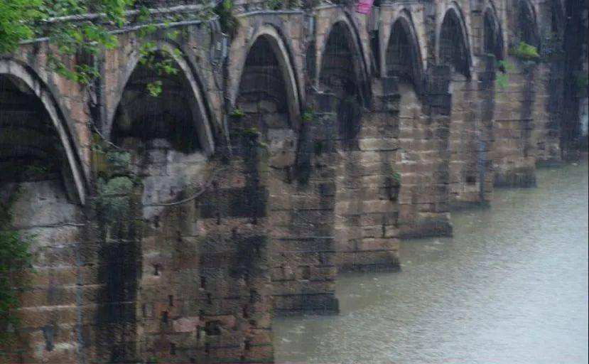 心中感慨万千,欣然命笔,更壶镇"永济桥"为"贤母桥",更县城在建的"龙津