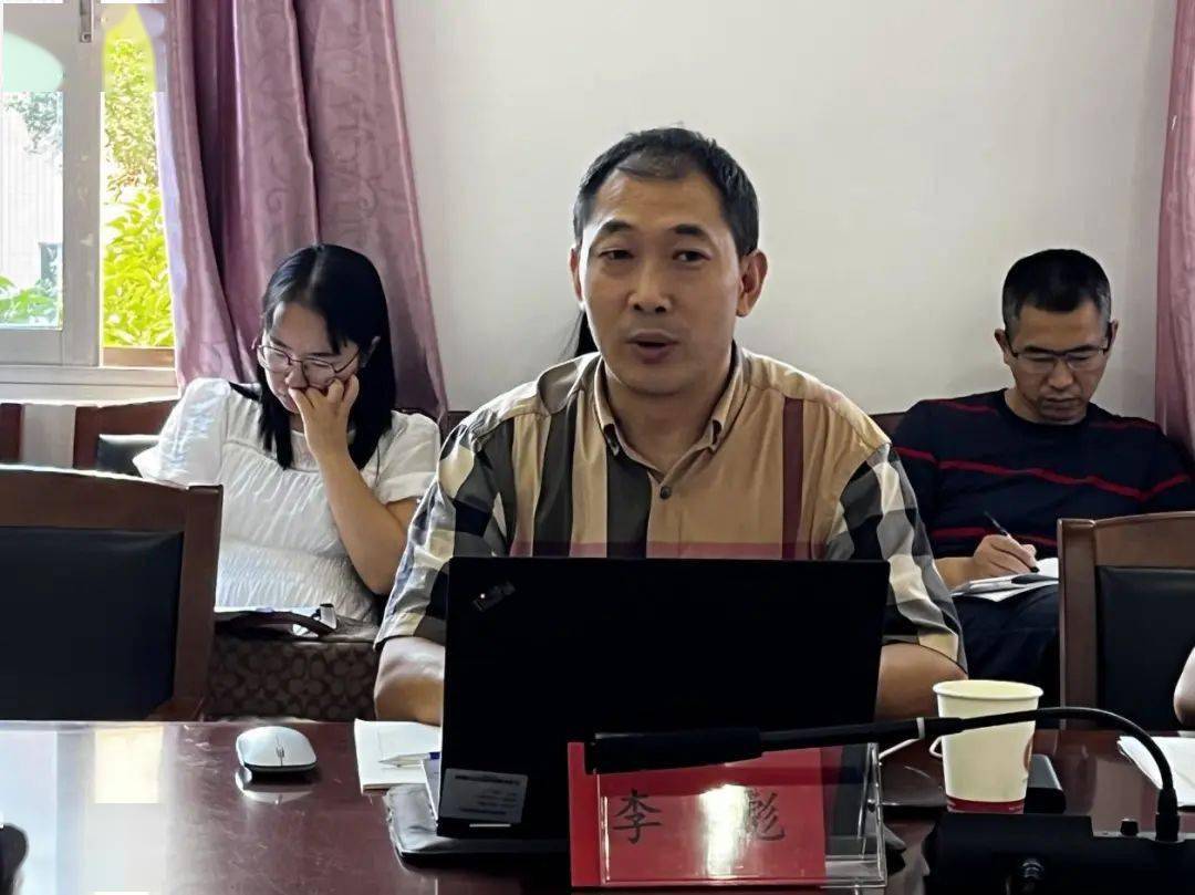 李彪老师发言徐爱玲老师作了关于《成都高新区高中学生对学校和教师的