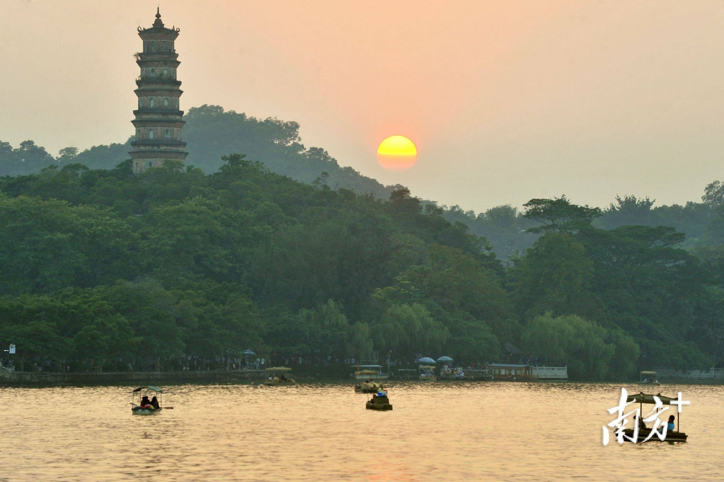 如今仍屹立于西湖湖畔泗洲塔历经千年演变一更山吐月,玉塔卧微澜琼台