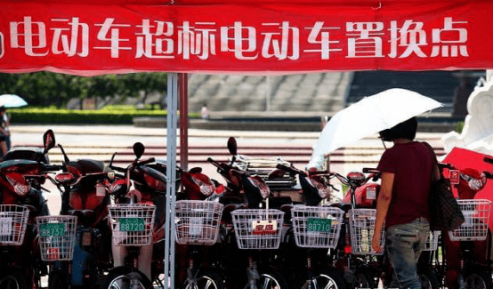 此前为了降低车主经济损失,郑州在超标电动车到期后又延长了两年过渡