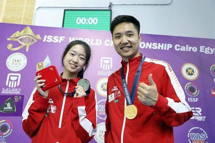 和队友一同冲击巴黎奥运会首金△杭州亚运会女子10米气步枪个人决赛