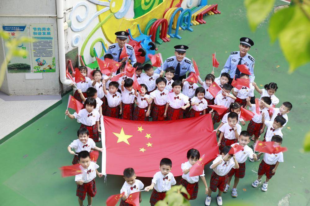 新会边检民警走进校园开展升旗活动_国旗护卫队_机关幼儿园_国歌声