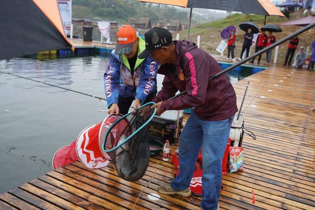 关雎河畔钓场的比赛现场自古以来就是人民群众喜爱的休闲运动钓鱼一丈