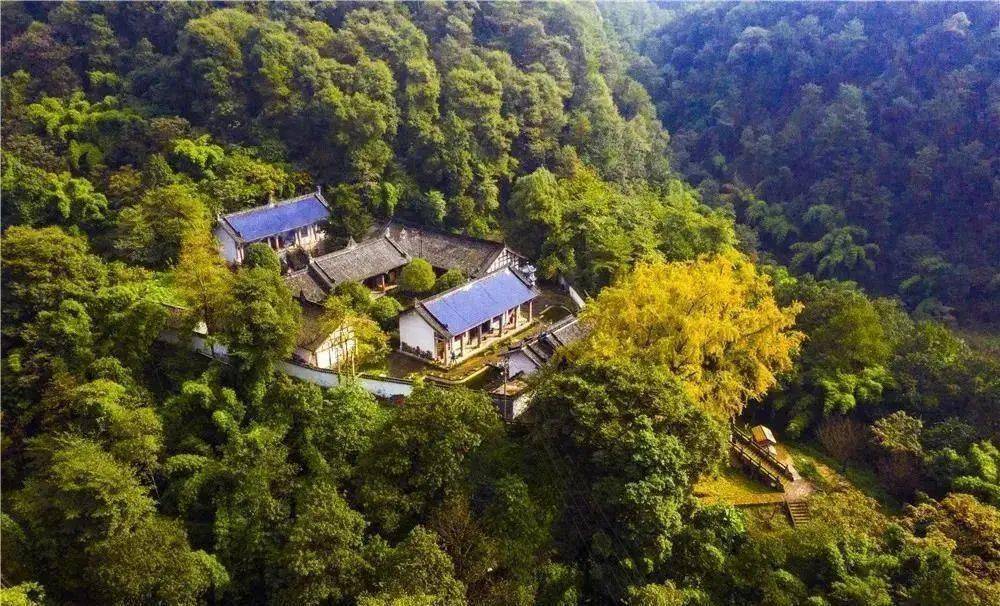 安营扎寨一步一步感受大自然的魅力从山脚下那不如来巴岳山如果你想