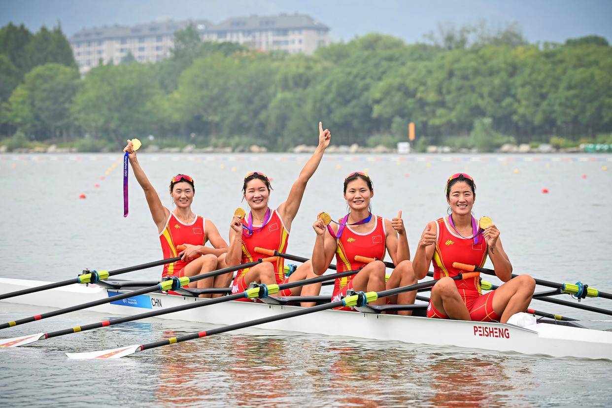 赛艇——中国队夺得女子四人双桨冠军(2)_新华社_吕扬_江汉