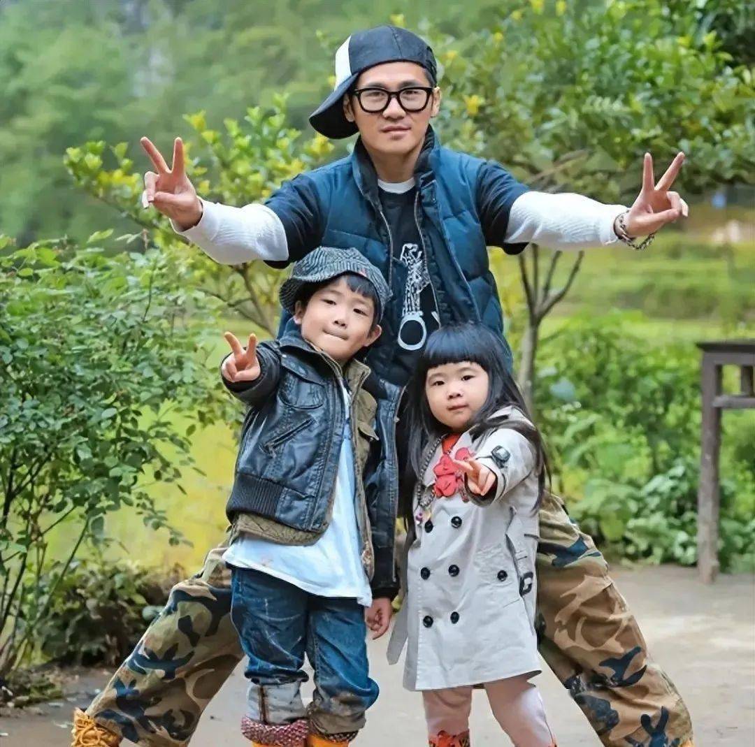 曹格13岁女儿庆生,穿露背裙瘦成竹竿,背后仅2根绳,网友:奶辣宝_grace