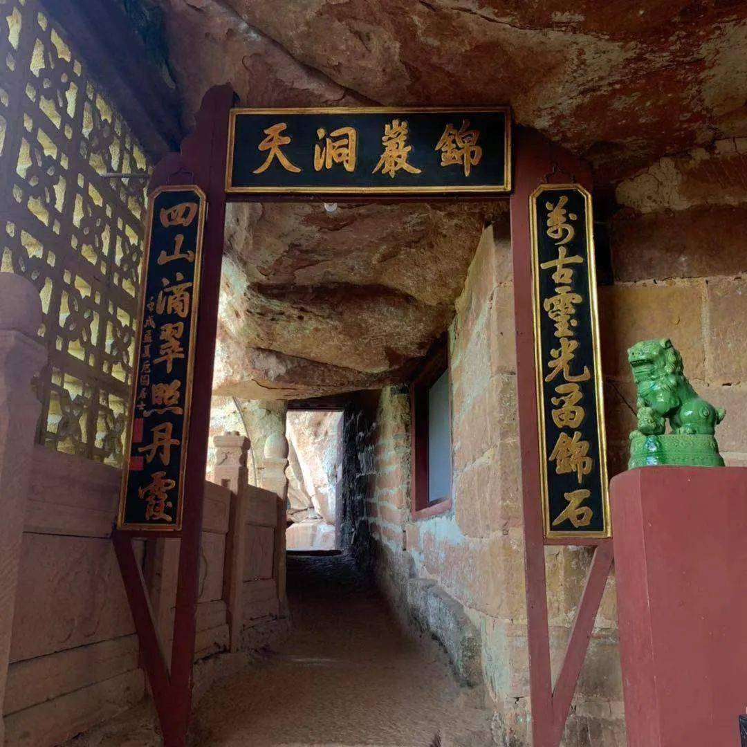 锦石岩寺位于丹霞山长老峰游览区中层的悬崖峭壁当中,面积2000多平方