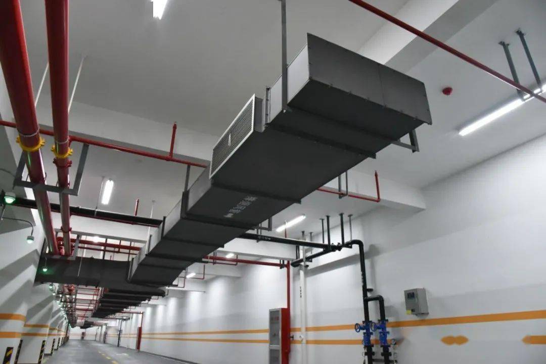转弯风管风管转弯弧度饱满,支吊架安装牢固;末端风管安装合理,满足