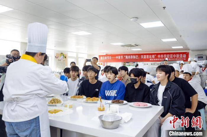 韩国学生做月饼体验中国中秋节习俗 