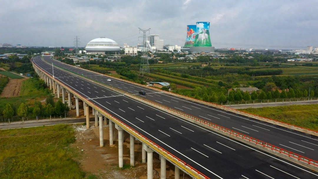 该路线经过京昆高速(g5)与榆蓝高速(g6521)相交的东杨枢纽互通立交