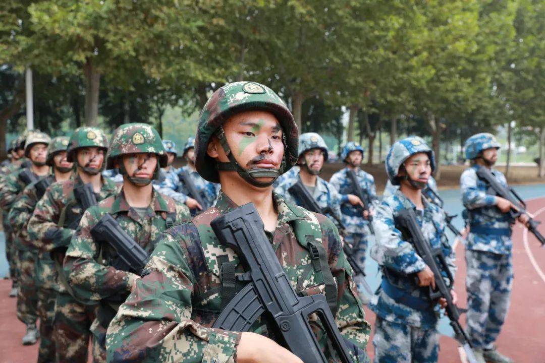 我校举行2023级新生军训会操暨开学典礼