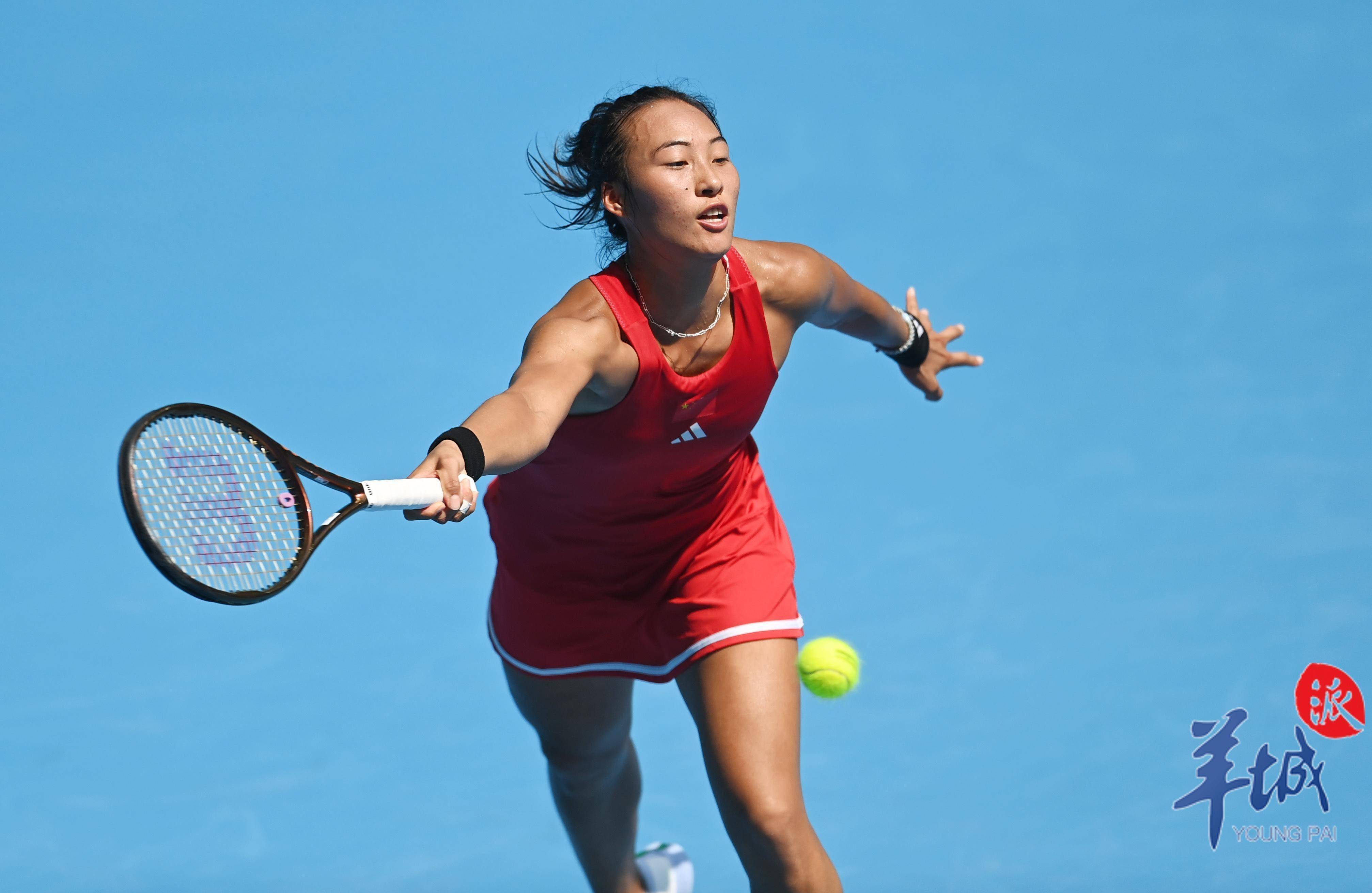 网球女子单打决赛,中国选手郑钦文入场.