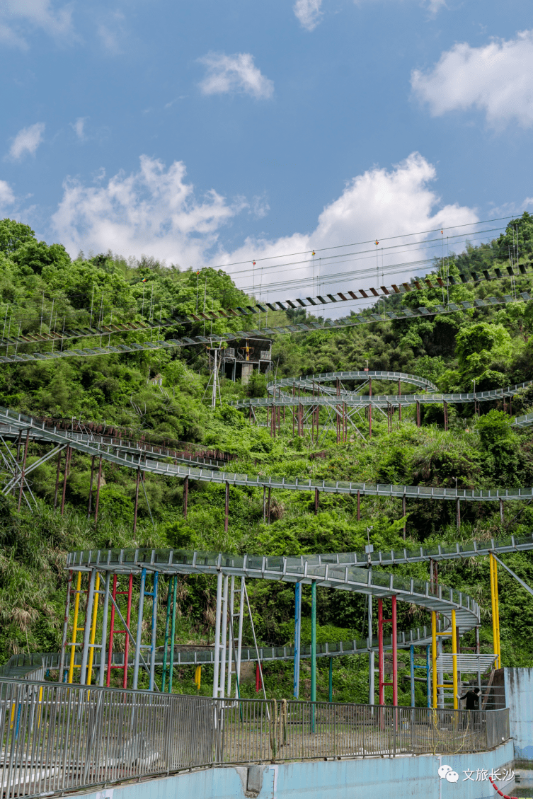 黑麋峰欢乐谷里高空漂流,高空玻璃桥,山地摩托,射箭等项目一应俱全