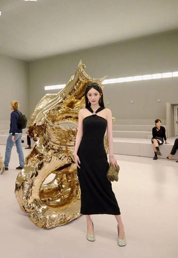 杨幂晒巴黎时装周看秀美照 穿挂脖黑裙气质出众_照片_来源_娱乐