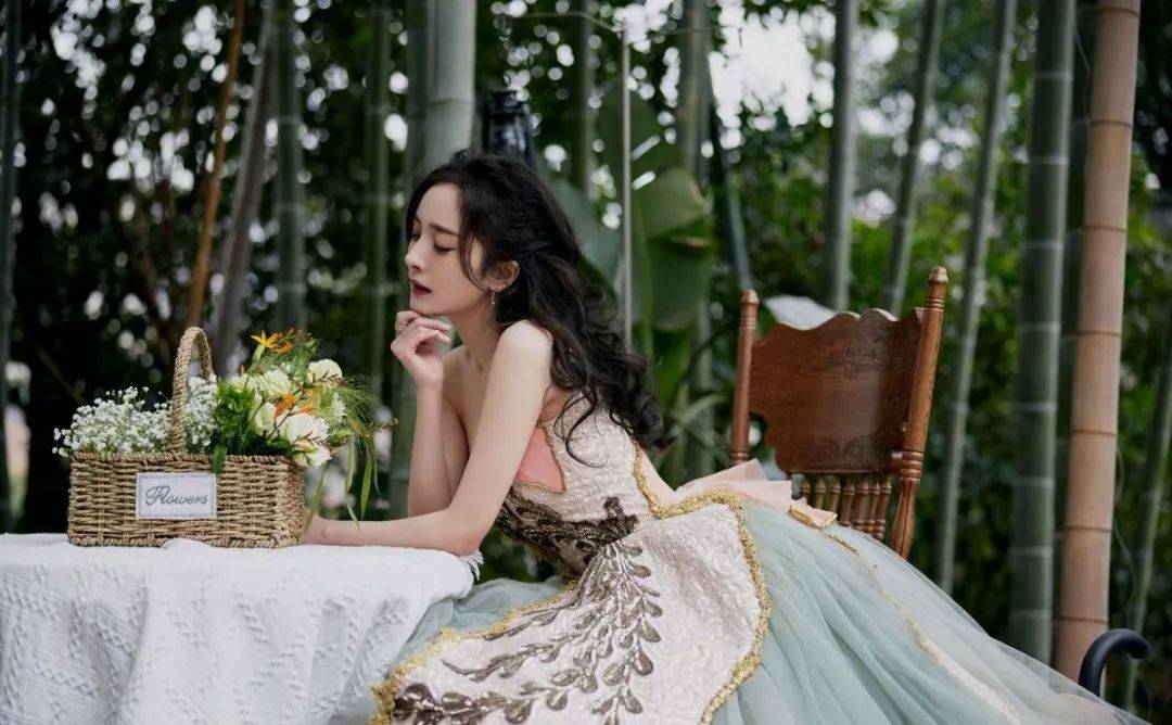 就连金星那么毒舌的人对杨幂都会赞不绝口,觉得杨幂是她见过最人美心