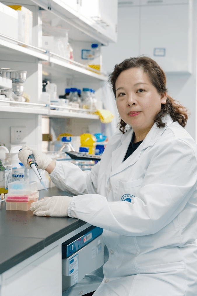 喜迎妇代会 代表"星"风采 | 邓菲:在孜孜不倦的科研工作中绽放巾帼