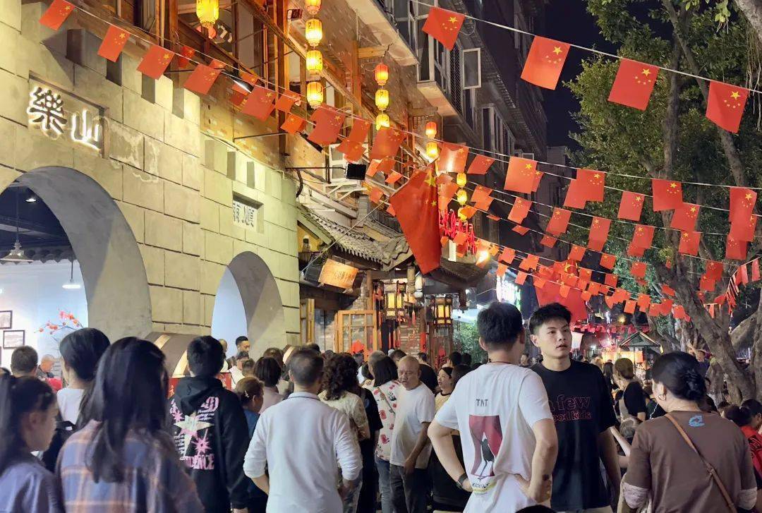 夜晚的嘉兴路美食街人气爆棚_街道_乐山_游客