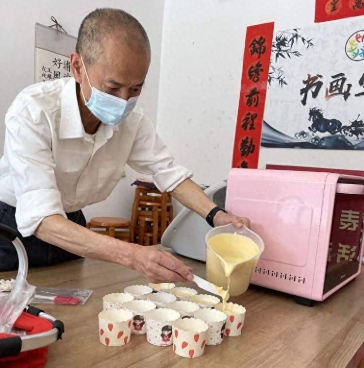 从被服务者变为服务者,他凭借烘焙手艺唤起邻里情_社区_睦邻_关生