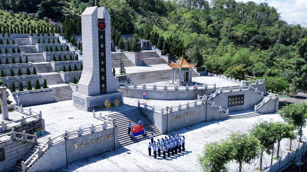 珠海市凤凰山烈士陵园烈士纪念碑前,来自拱北边检站执勤一队的20余名