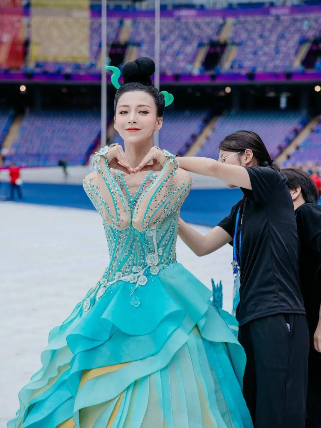 在亚运会开幕式上,舞蹈家李倩穿着5米多长重达100多斤的裙子起舞,令人