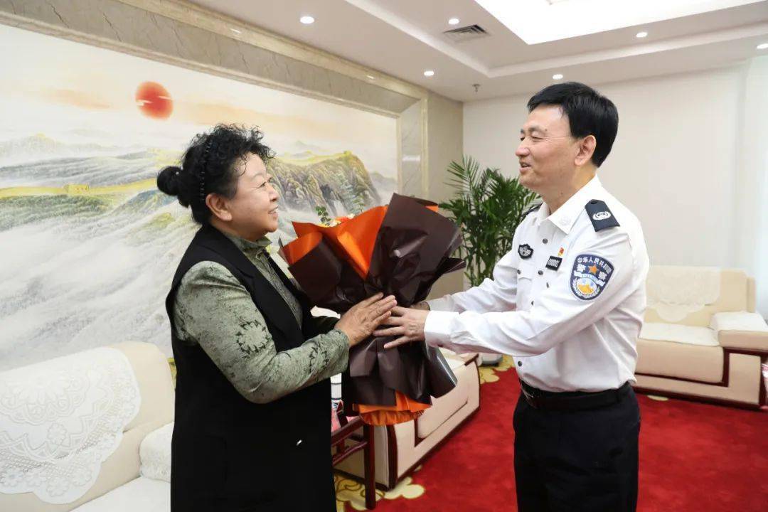 郑光照详细询问了于兰梅烈士女儿刘平,刘庆涤烈士妻子李艳的家庭及