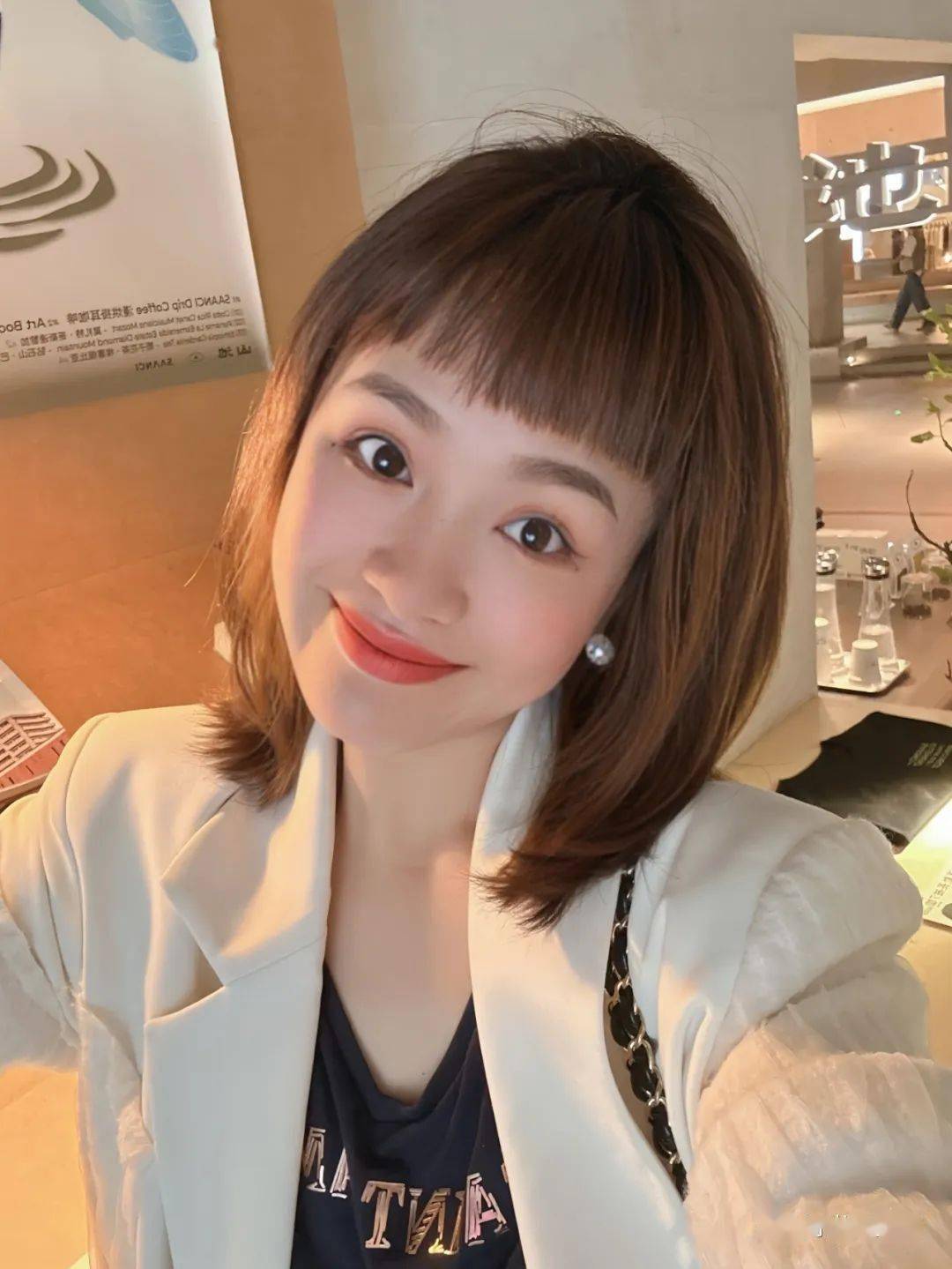 洪小玲的脸型与发型