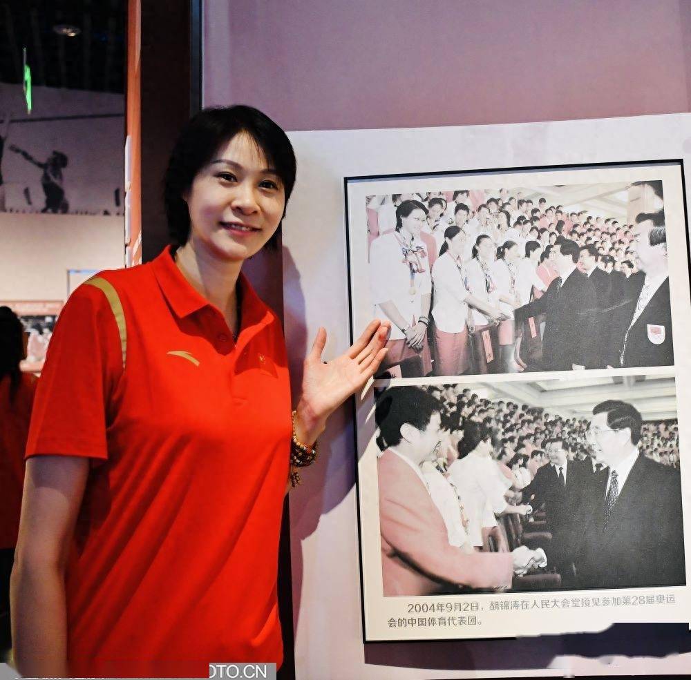 和冯坤在自己的照片前合影女排"黄金一代"座谈徐利参加座谈会返回搜狐