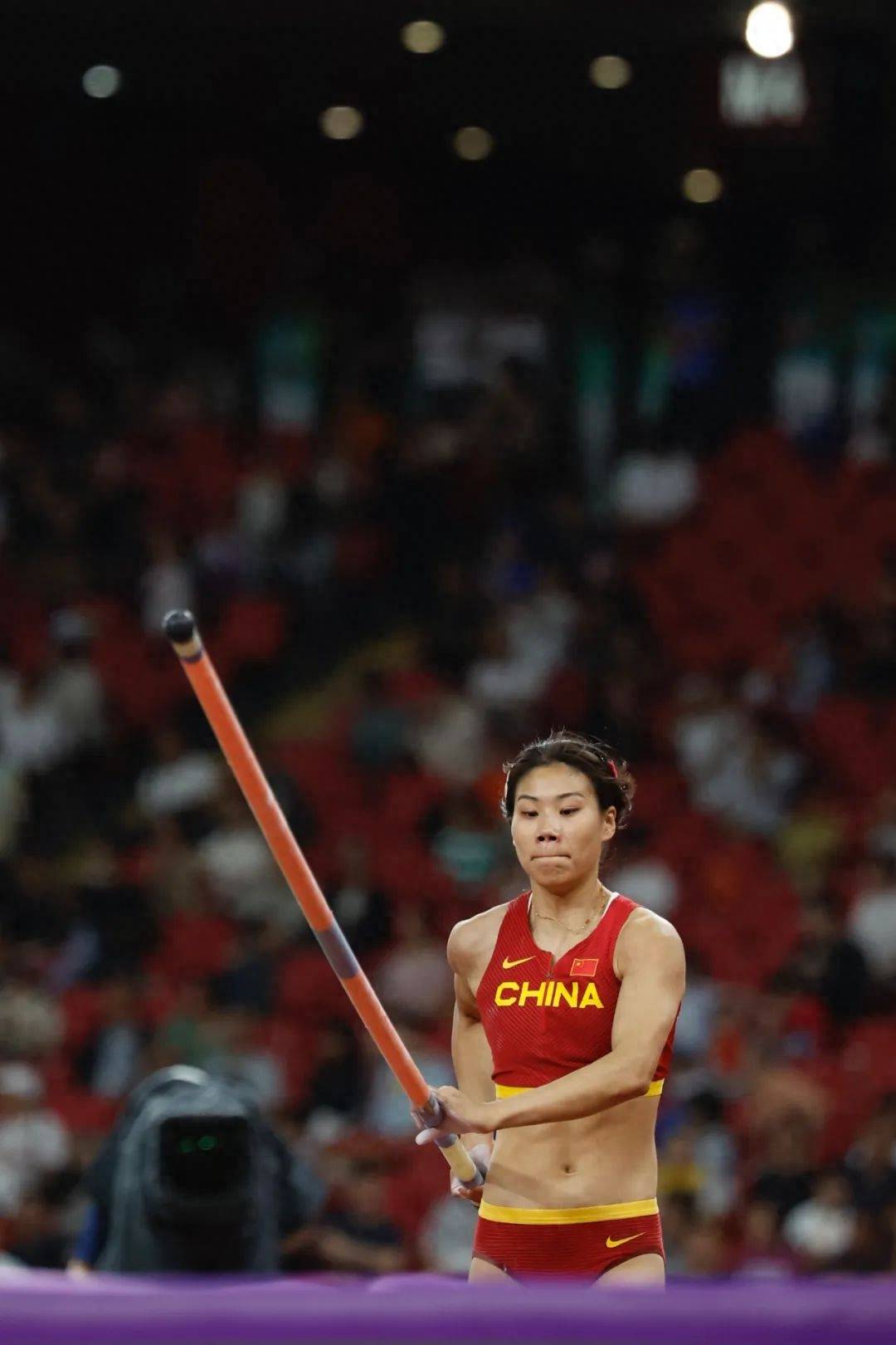 女子撑竿跳高比赛,中国派出亚洲纪录保持者李玲和后起之秀牛春格两人