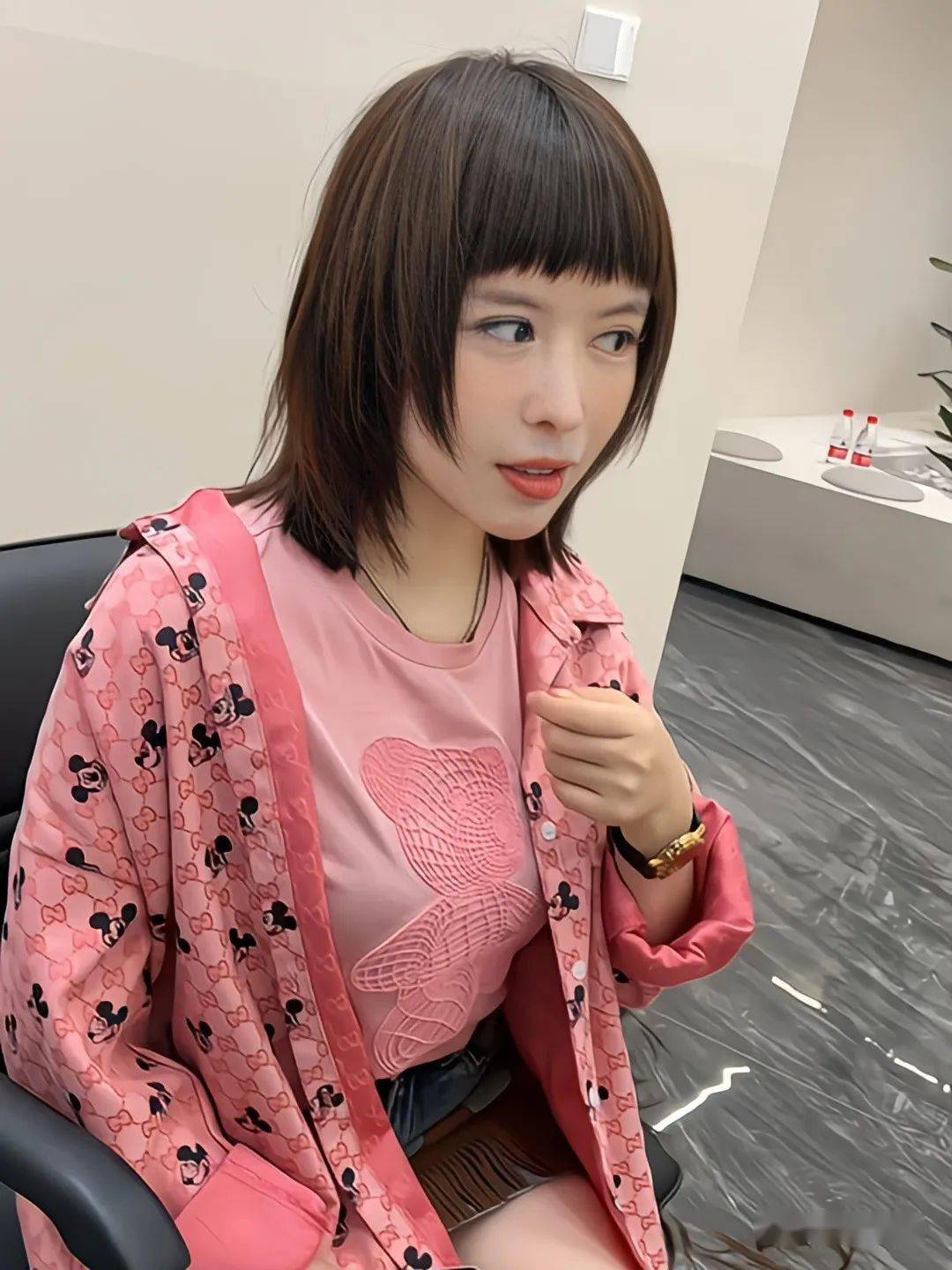 洪小玲的脸型与发型