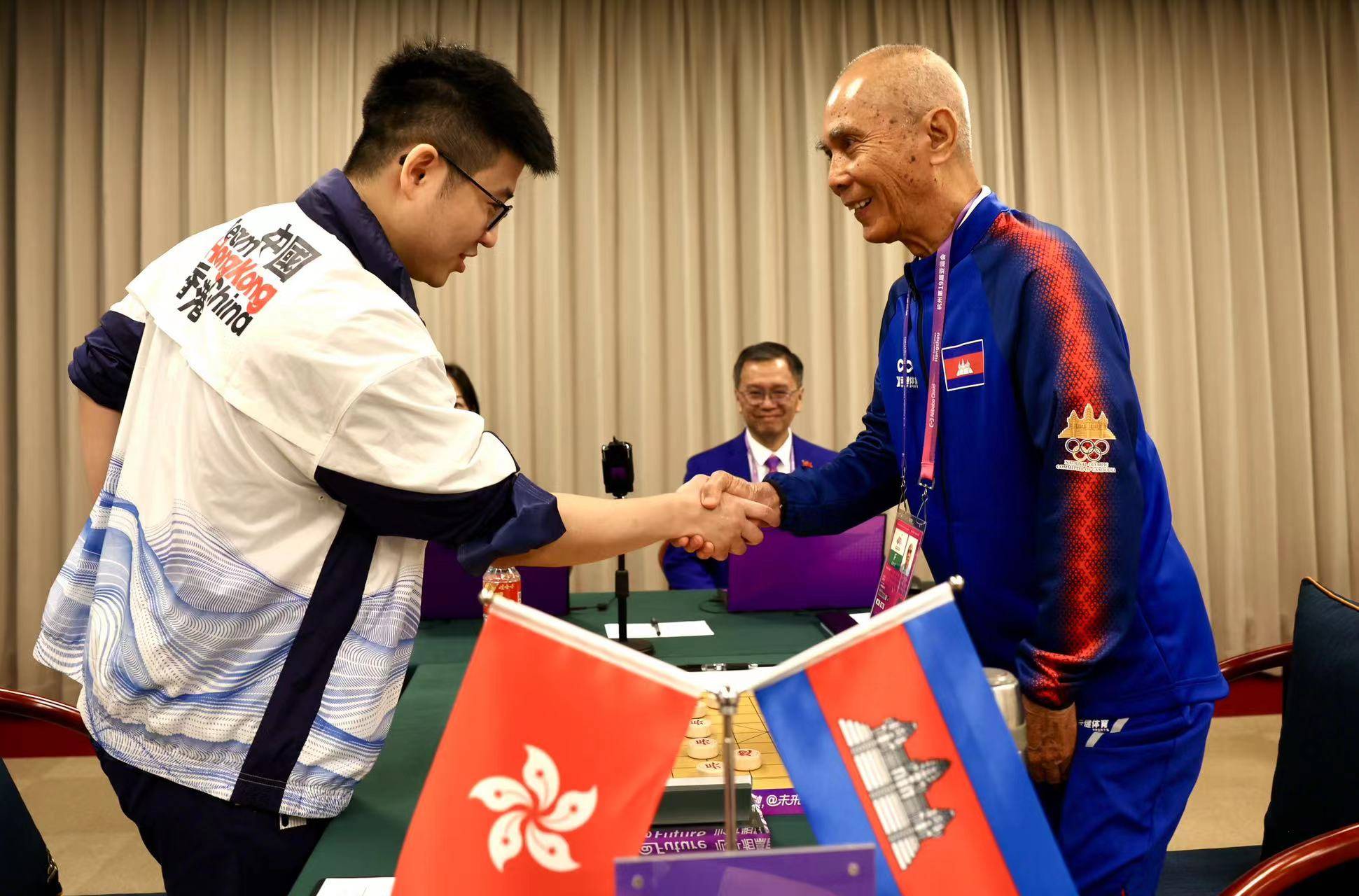 江明庭平时在协会里当象棋教练,培养学生,但这次学生因为各种原因都没