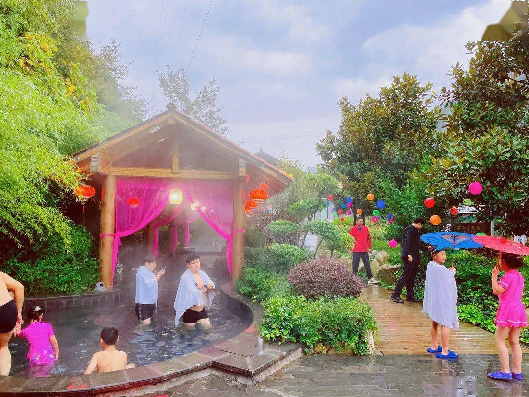 细雨蒙蒙,汤河温泉云雾缭绕如"瑶池仙境",游客直呼太浪漫_smx_三门峡
