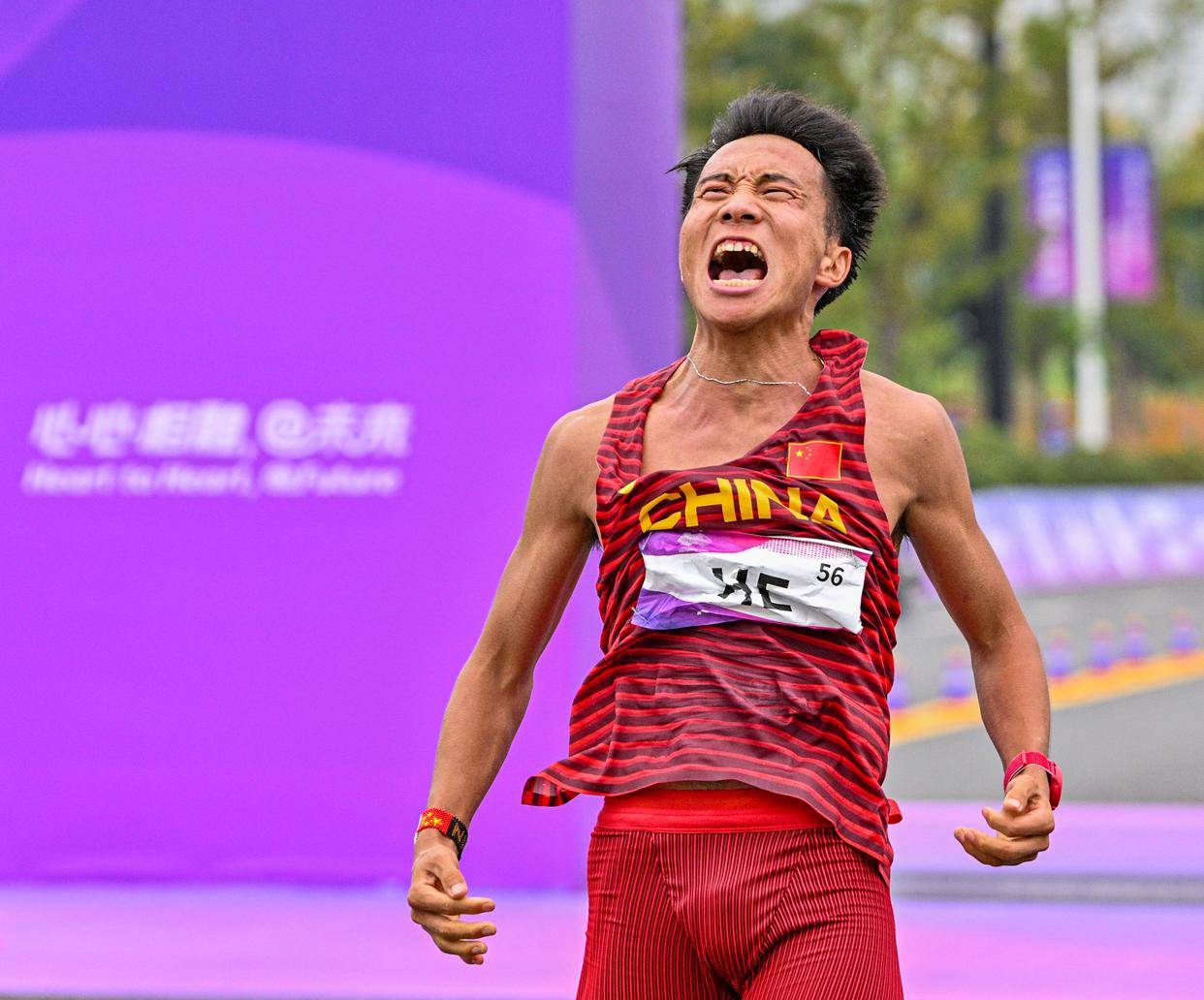 (杭州亚运会)田径——何杰获得男子马拉松冠军(5)_选手_中国_新华社