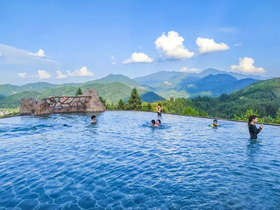 豪住西溪森林温泉度假村,泡养生森林温泉,享无边际温泉池 恒温泳池 水