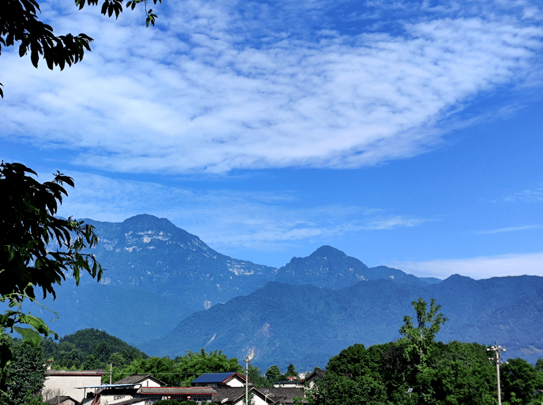 罗目古镇远眺峨眉山,二峨山这里曾是通往大小凉山,西昌,云南的要道口