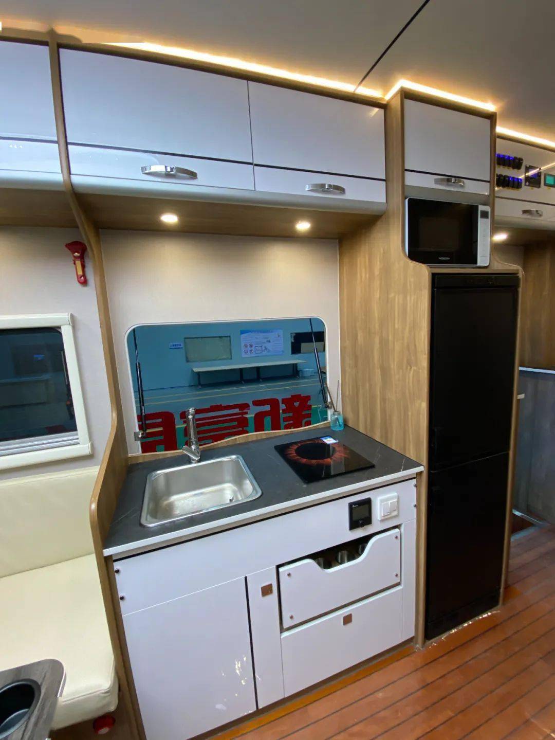 新富凯普特升顶c型 360°观景平台 48v电力系统 u形卡座 后置厨卫布局