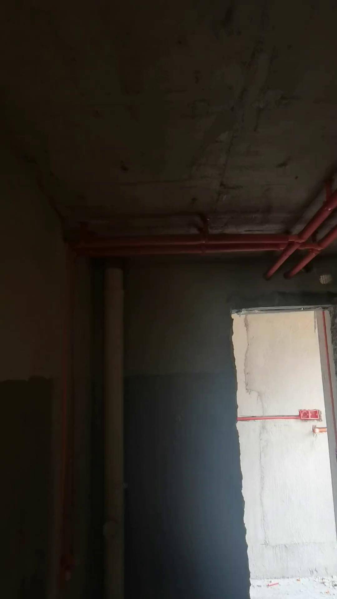 水路走顶,用保温棉包起来,吊卡间距,小于60公分.