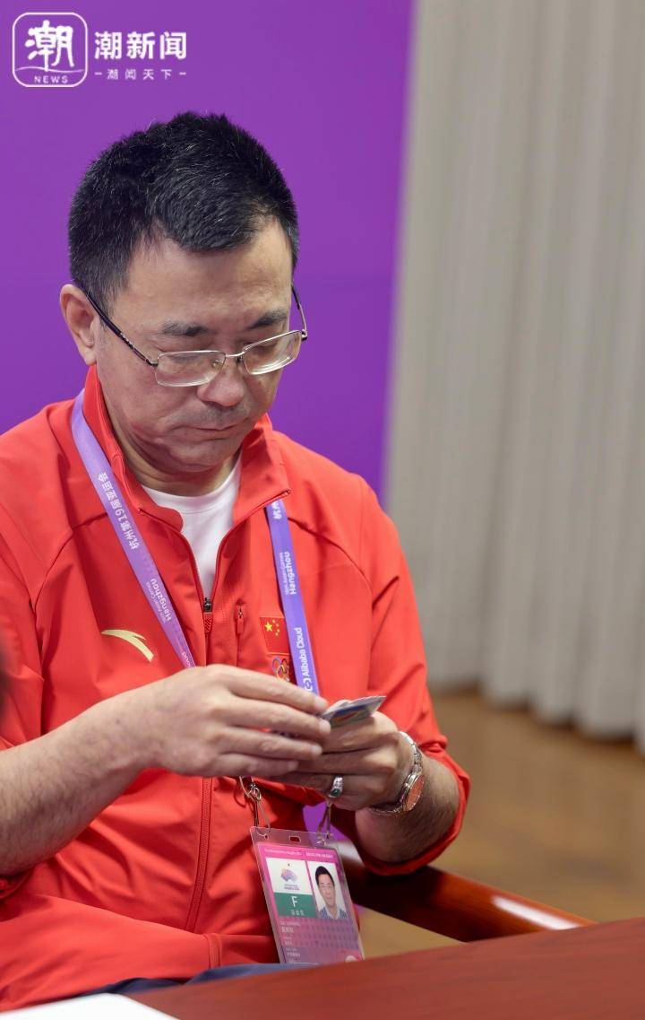 60岁戴建明出战,桥牌混合团体决赛中国队摘银(组图)_比赛_银牌_杭州