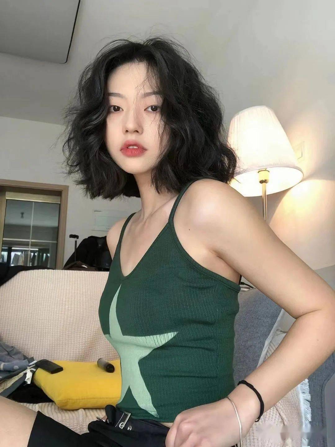 总是担心短发其实在短发上面烫也可以短发最近几年流行爆发性的发型