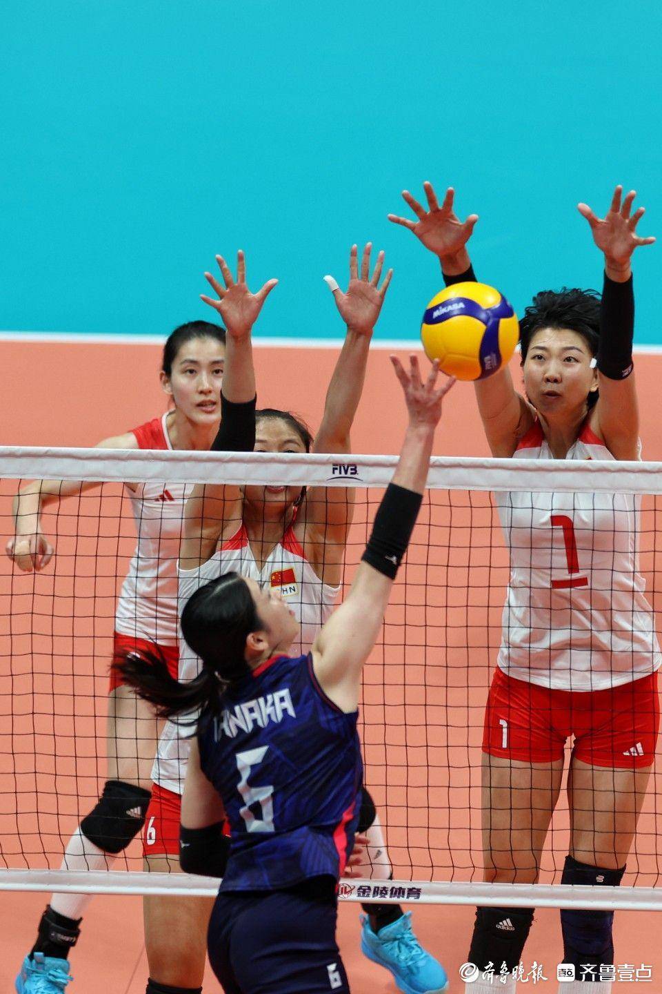 中国女排卫冕亚运会女排冠军10月7日,亚运会女子排球决赛在浙江师范