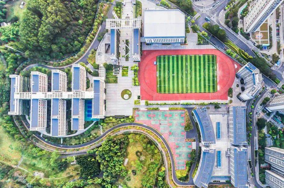 向左滑动查看深圳实验学校光明部位于光明区中心区域,深入对接光明