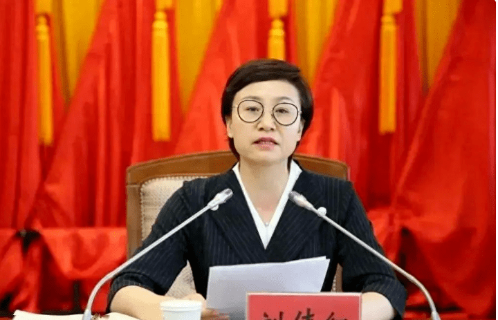 公开履历显示,刘伟红出生于1972年1月,甘肃临泽人,1