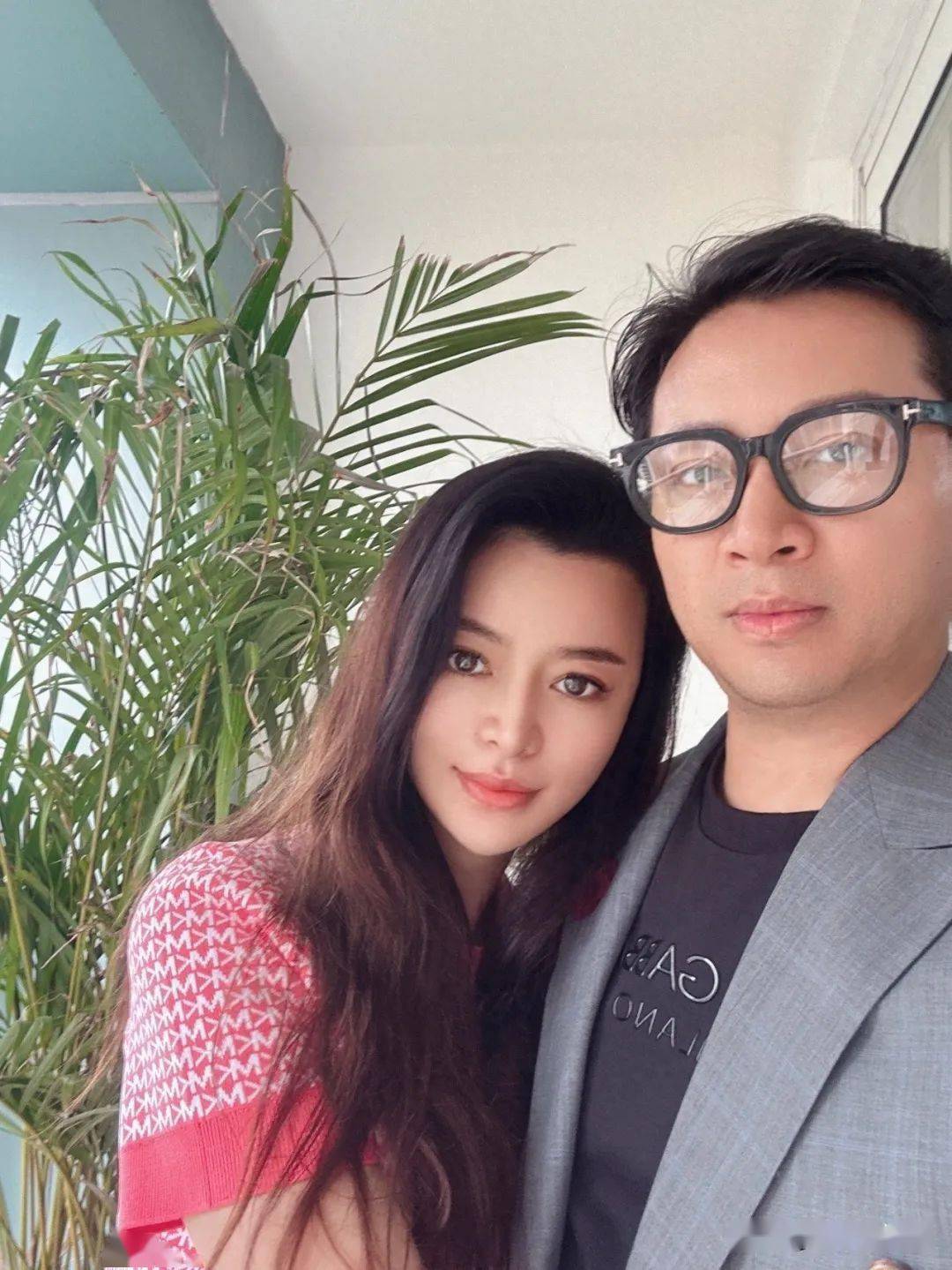 知名歌手罗中旭被曝婚内出轨,对方肤白貌美颜值高,患严重抑郁症_网友