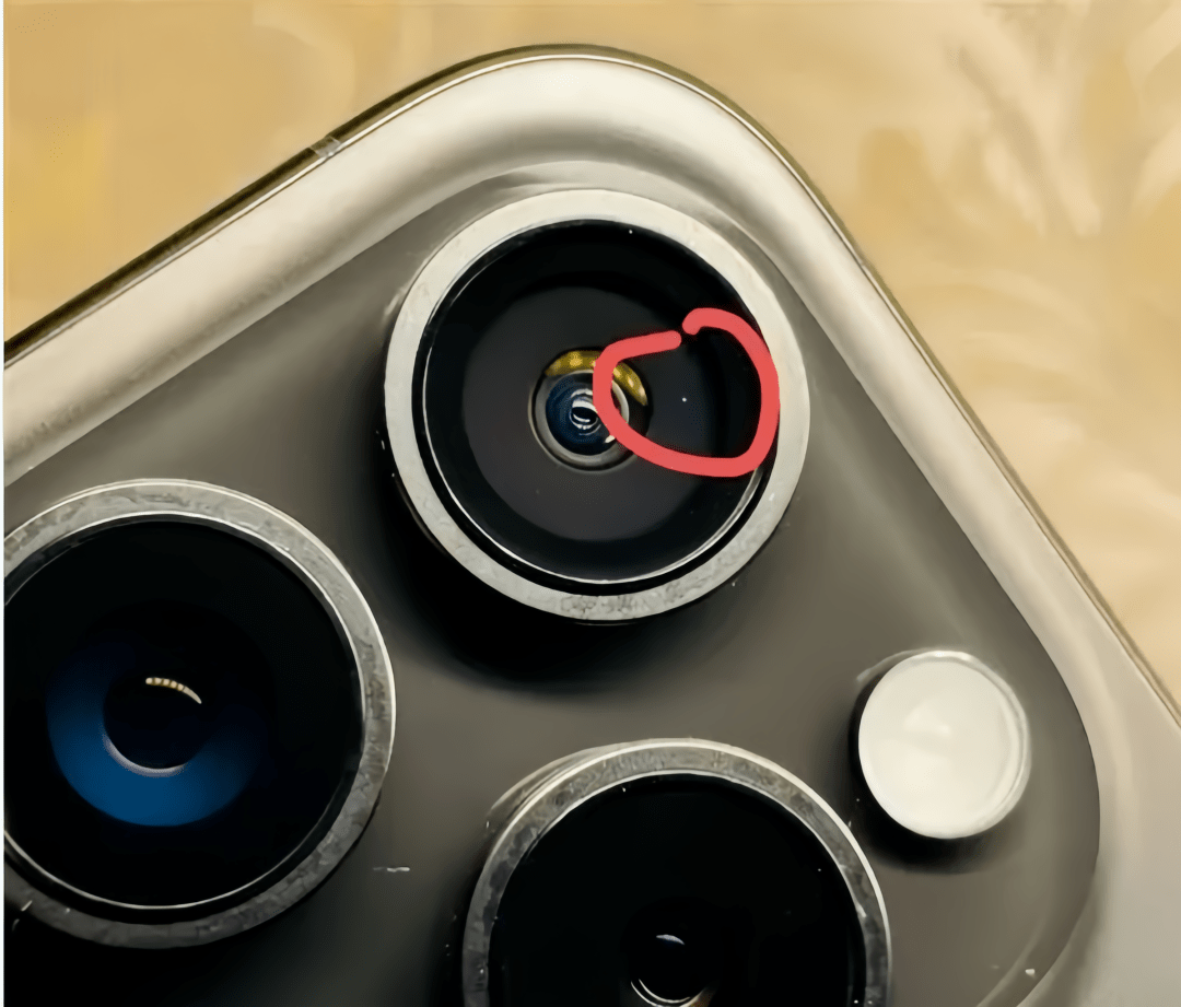 3.摄像头内部进灰尘