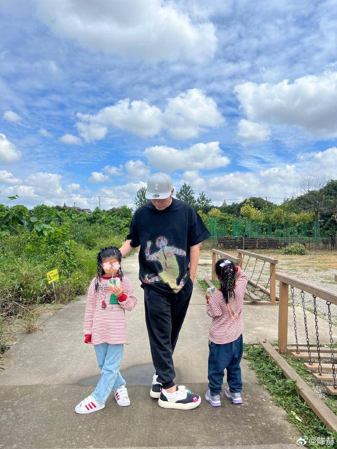 陈赫微博晒出自己"带娃"照片:这内八字学不来_女儿_图案_高清