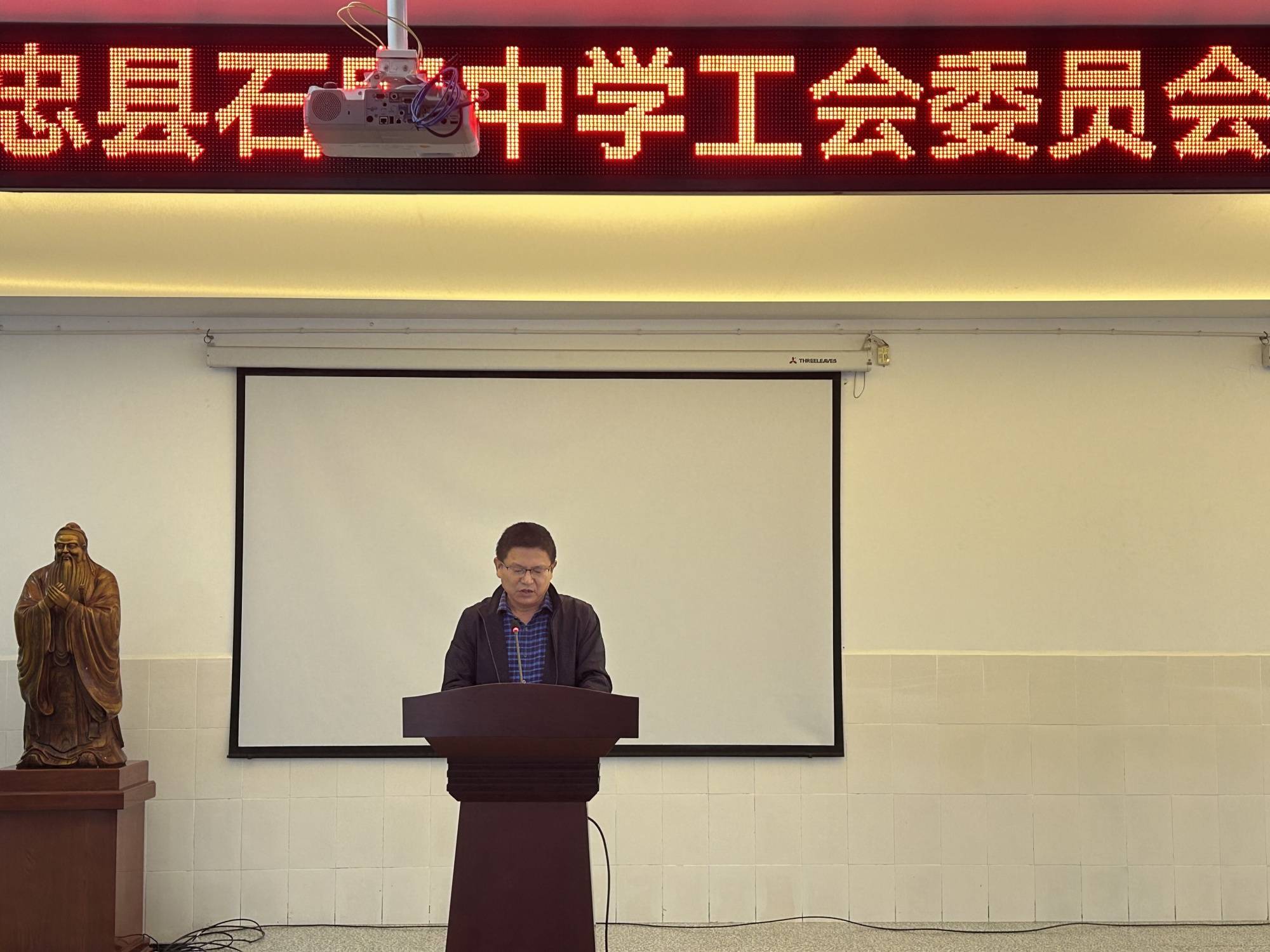 致敬芳华忠县石宝中学举办退休教师座谈会