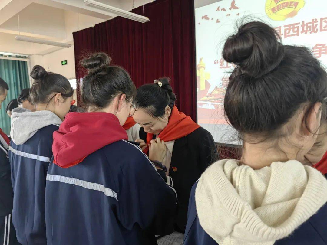"红领巾心向党 争做新时代好队员"——福海县西城区寄宿制学校第六次